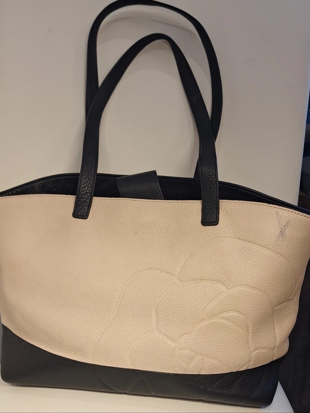 Karl Lagerfeld Paris Black & Cream Leather Tote EUC - Picture 2 of 8